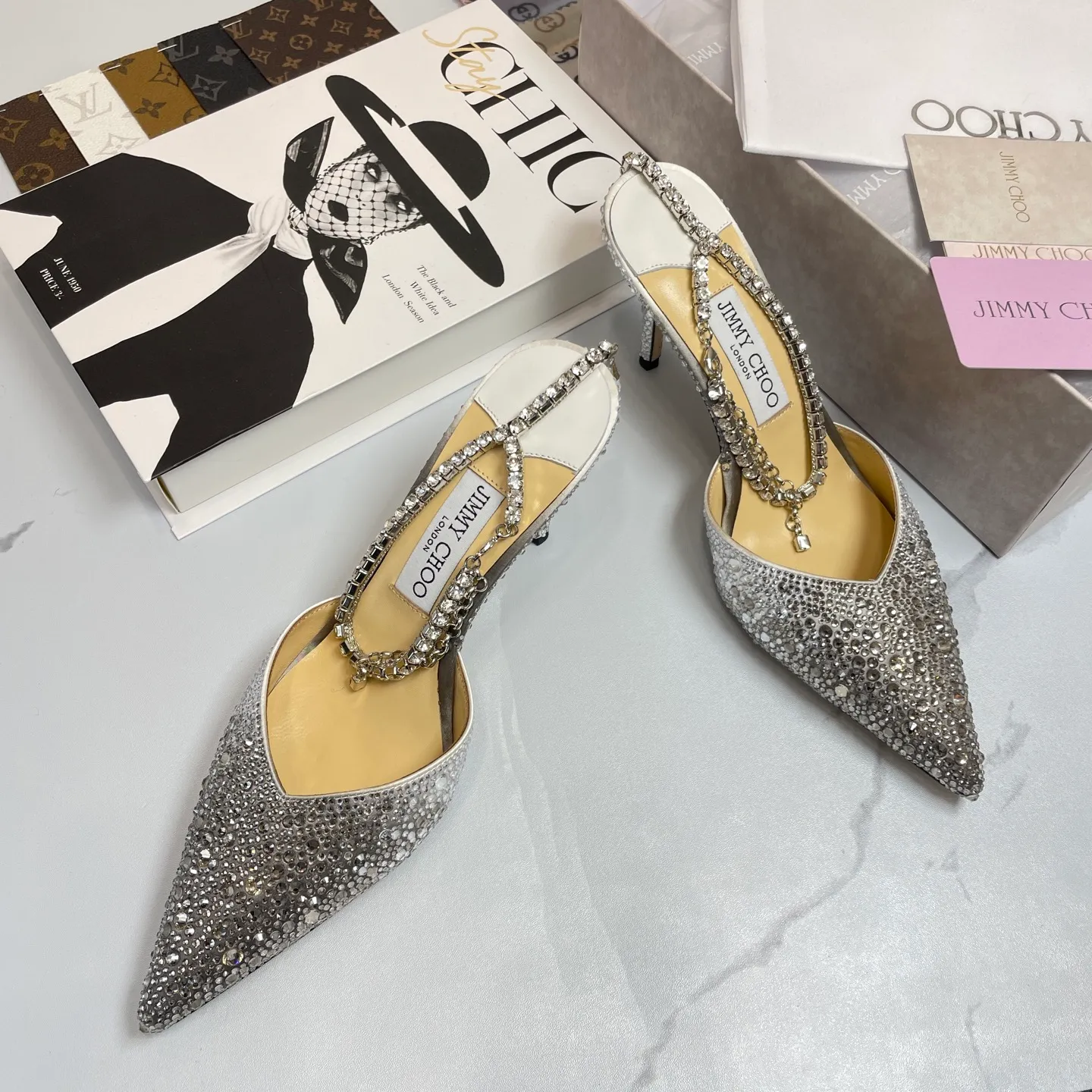 💕💕Factory direct selling price p680💕💕Jimmy Choo/Jimmy Choo classic diamond chain pointed toe crystal high-heeled sandals. Excellent crystal shoes, so beautiful that you can't take your eyes away. The shoe shape is very delicate and not too narrow and long. The internal space is enough to allow your toes to relax enough. The rhinestones outline a charming arc on the instep. It is simply beautiful. It has a 360-degree surrounding fairy atmosphere. Gorgeous without being exaggerated! ! The fabric is made of imported silk, with imported sheepskin lining. Customized A-grade Italian genuine leather sole. Heel height: 6.5 or 8.5. Size: 35-40 (41, 42, 43 customized, non-refundable)